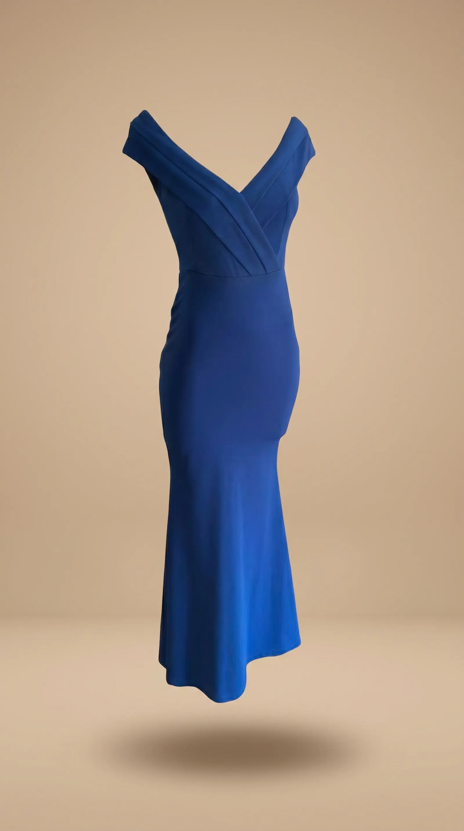 Detalle del vestido Esencia Femenina: escote off-shoulder (hombros descubiertos) drapeado y crepé de peso medio, sin brillo