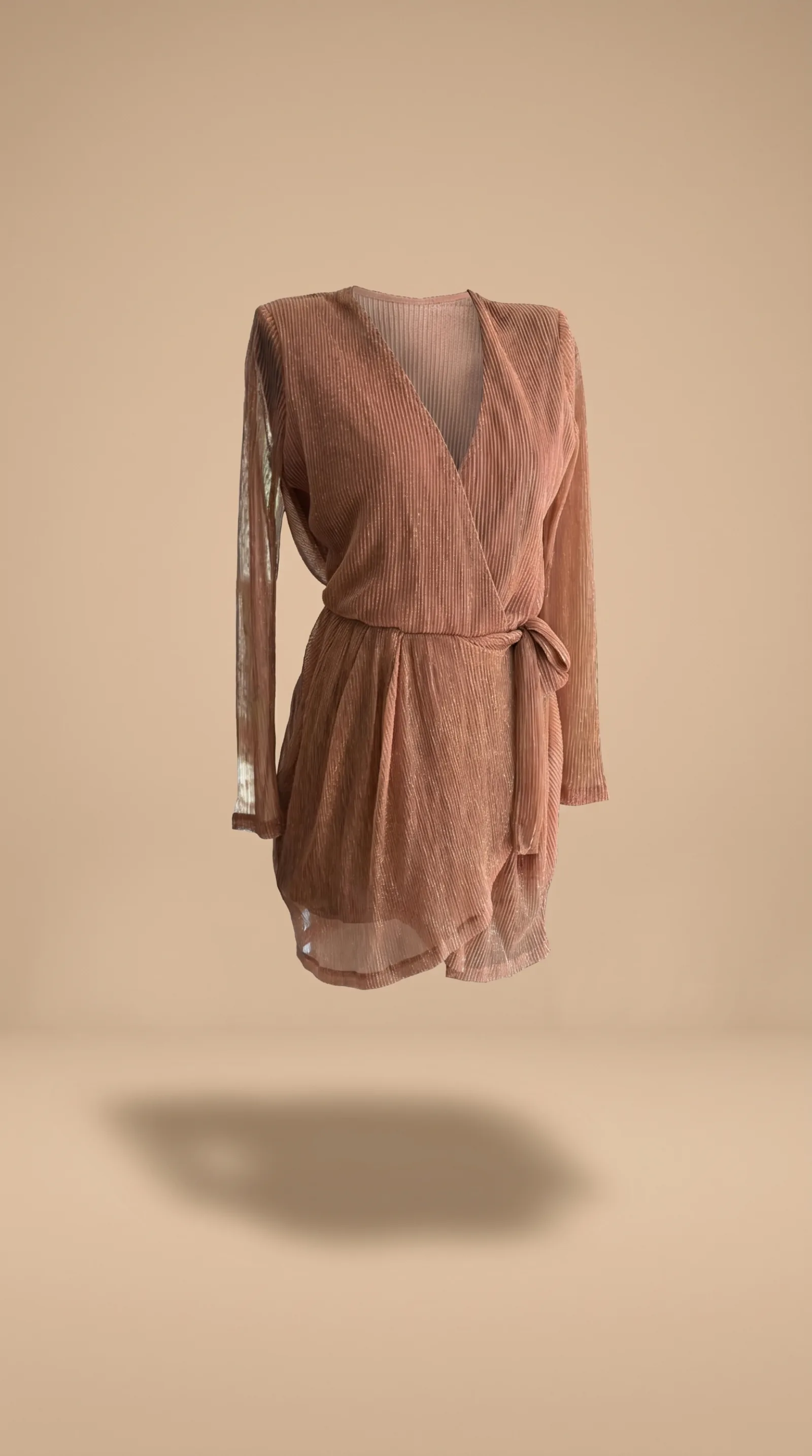 Detalle del vestido Gracia Pura: escote en V cruzado y tejido texturizado con hilo brillante y mangas de malla