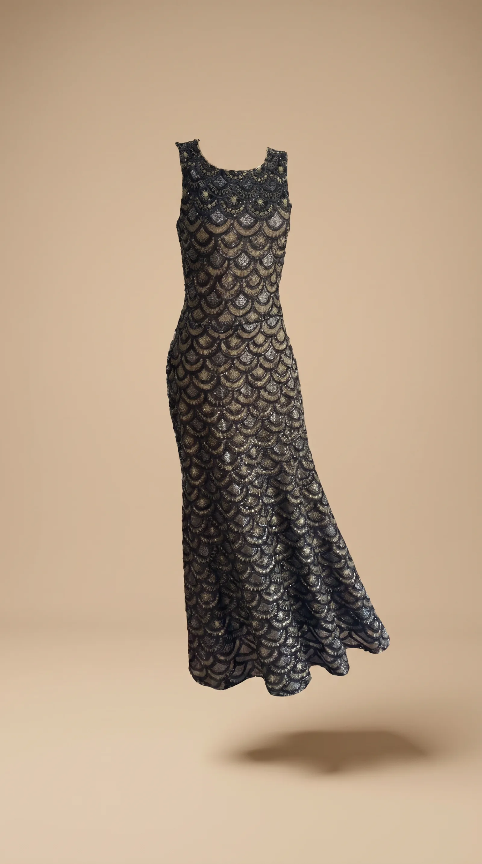 Detalle del vestido Lujo Absoluto: cuello redondo alto y encaje bordado con patrón de escamas y reflejo dorado