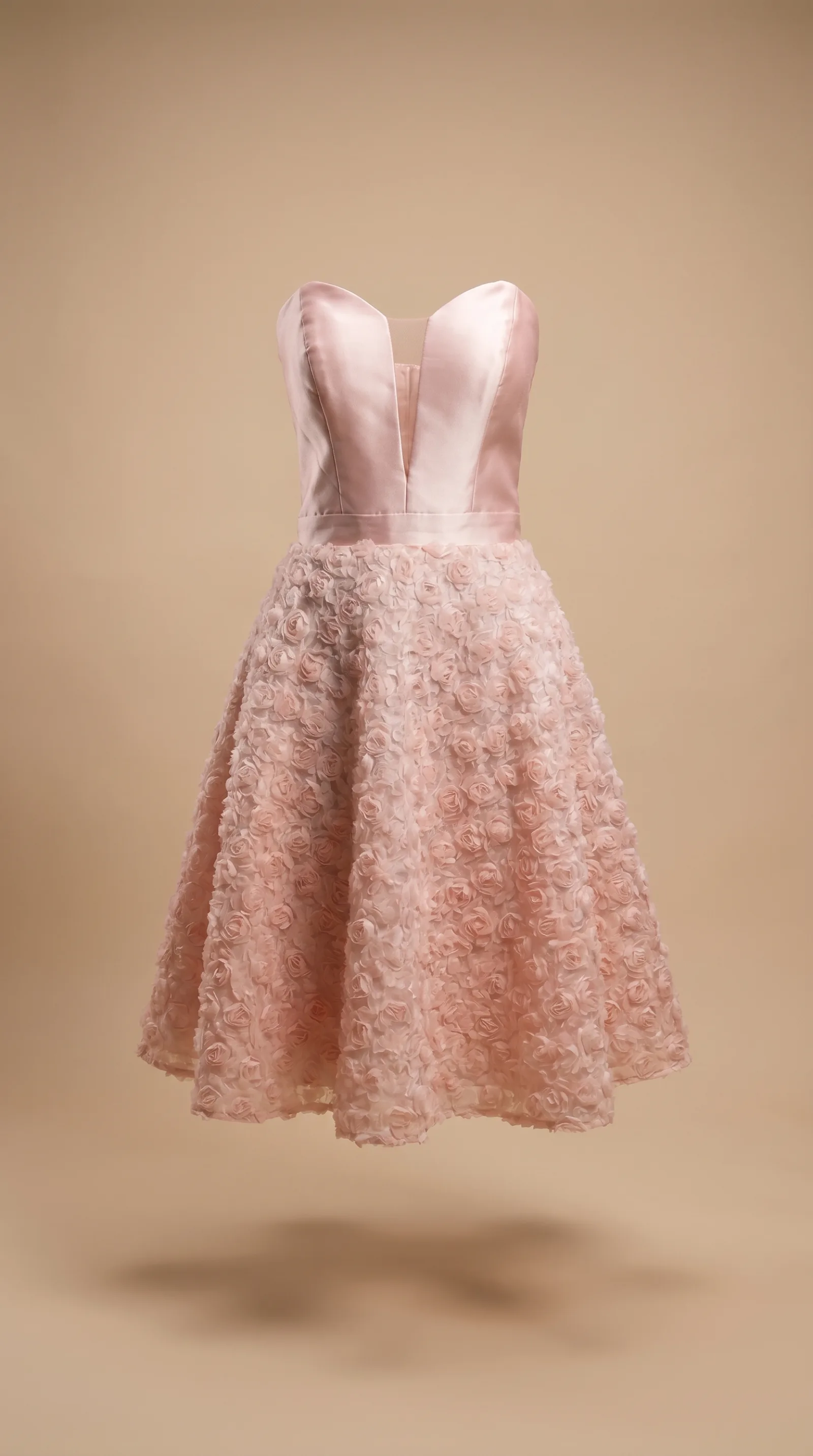 Detalle del vestido Pura Elegancia: escote corazón strapless y satén en el corpiño y falda con textura floral en relieve 3D