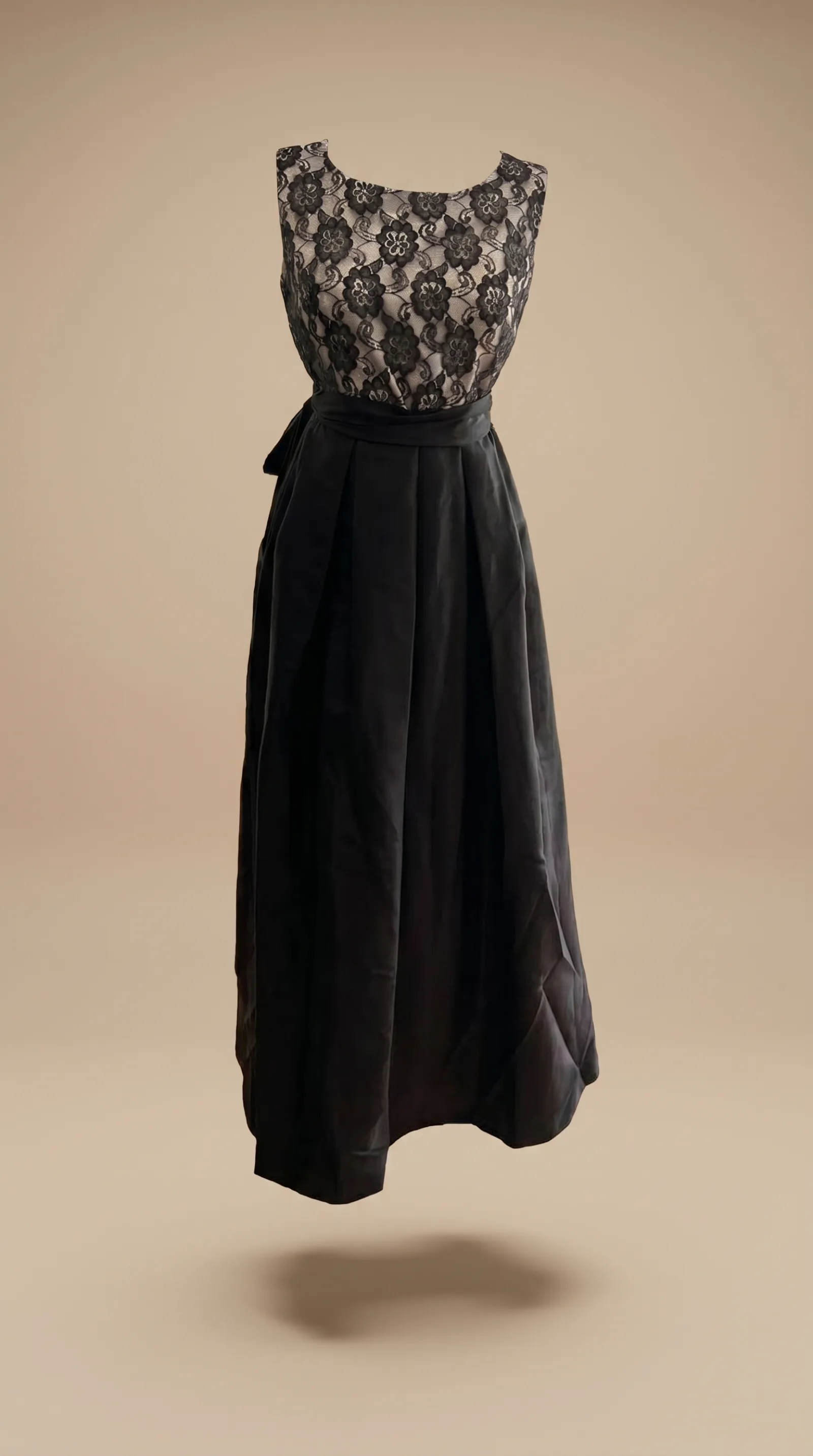 Detalle del vestido Silueta Perfecta: cuello barco y encaje floral en el corpiño y falda de tafeta mate