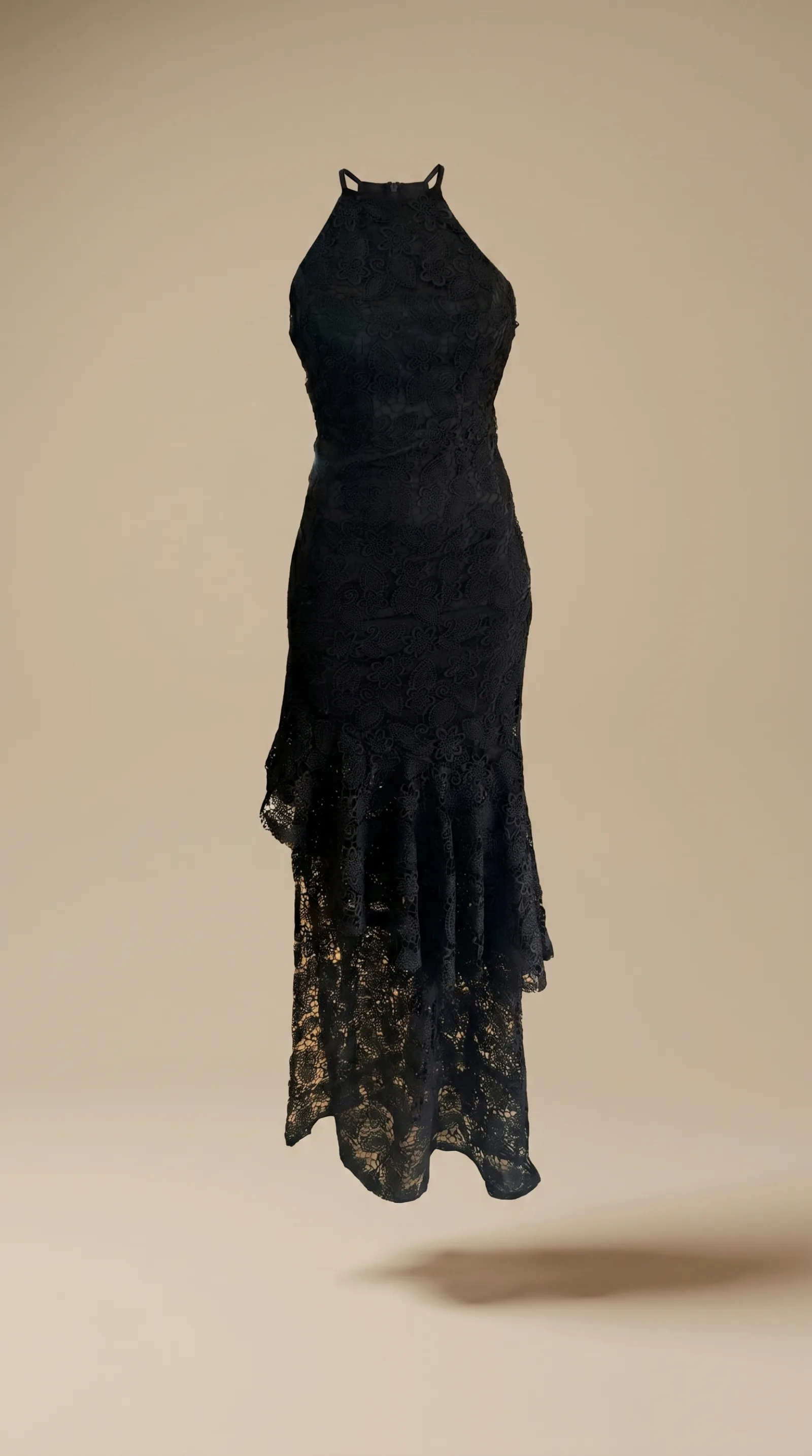 Detalle del vestido Suave Secreto: cuello halter y encaje floral con forro y bajo transparente