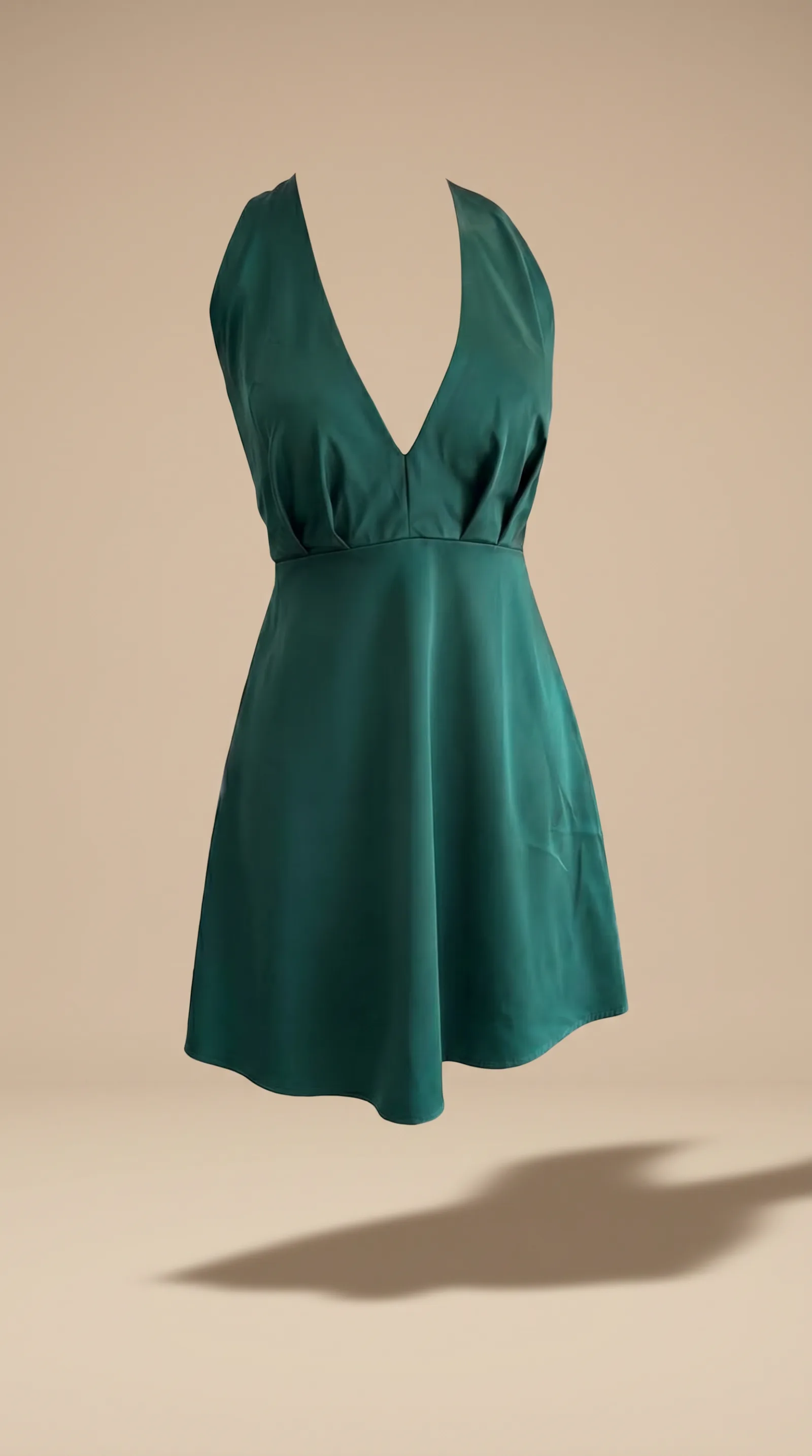 Detalle del vestido Último Suspiro: halter con escote en V profundo y satén mate